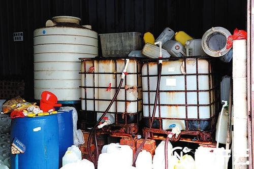 简陃厂房里兑水消毒液已售近20吨南宁一无证消毒剂加工厂被查处